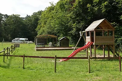 Knusse caravan met terras