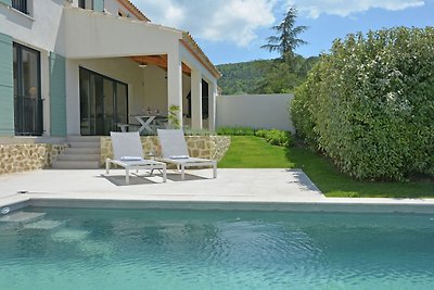 Schöne Villa mit beheiztem Pool in Malaucène,...