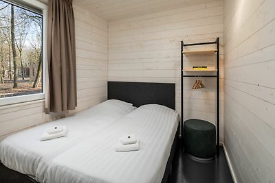 Moderne lodge met twee badkamers in een groen...