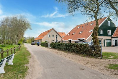 Ruim en luxe appartement in Nes met tuin