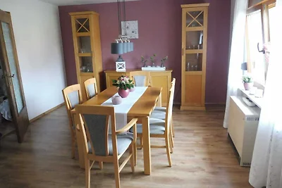 Ferienwohnung mit Terrasse und Pool im Garten