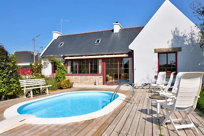 Haus in Plomeur mit Pool und Garten