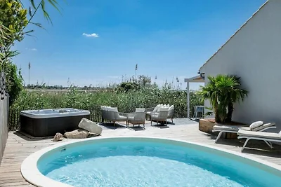 Villa in Aigues-Mortes mit Pool & Blick