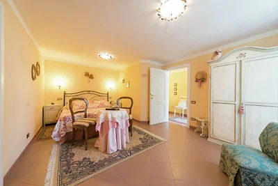 Wohnung in einer Villa mit Pool in der Mitte ...