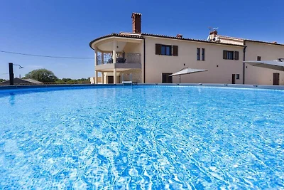 Luxuriöses Apartment mit Pool