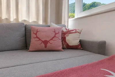Moderne Wohnung mit Garten und Bergblick