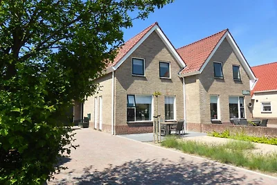 Ferienhaus in Nes mit Schwimmbecken