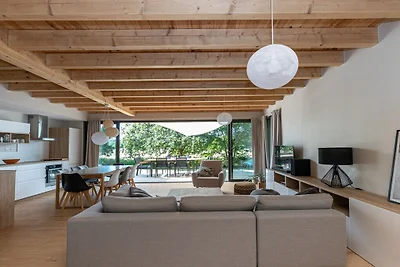 Een houten huis met bioklimaat op het...