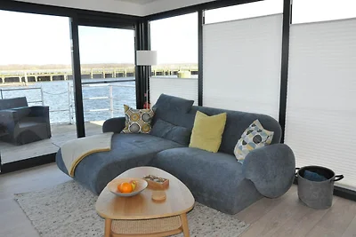 Hausboot im Hafen in Ribnitz-Damgarten