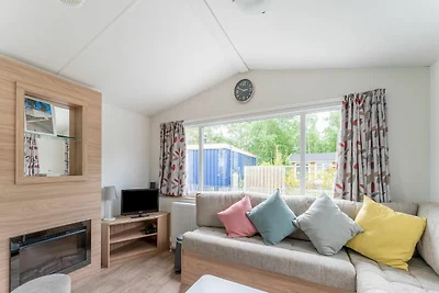 Entspannendes Ferienchalet am Wasser in Grou