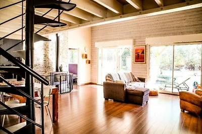 Villa in Hourtin met bos en zwembad