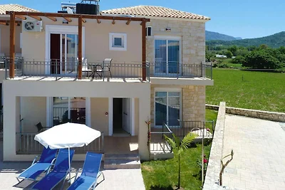 Villa a Nopigia con giardino