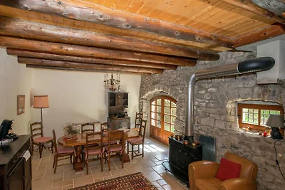 Caratteristica villa in Ardeche con camino