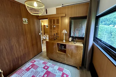 Alpenhütte in der Nähe der Forststraße