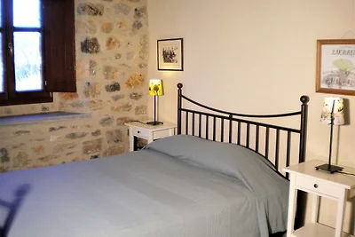 Gemütliches Ferienhaus in Leonidio mit Garten