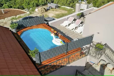 Bellezza della natura con piscina e...