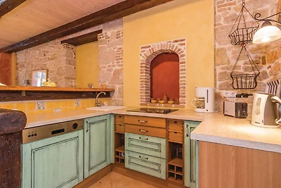Rustikales Ferienhaus in Vrsar mit Garten