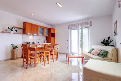 Schönes Appartement in Vipolže mit Schwimmbad