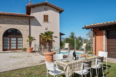 Appartamento in agriturismo con piscina e tan...