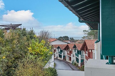 Appartement met terras omgeven door pijnbomen