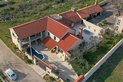 Landhaus mit Pool und Garten