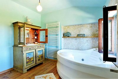 Elegante Villa con Jacuzzi a Montecosaro in...