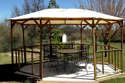 Moderna casa vacanze a Céreste con piscina