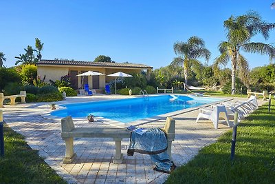 Villa with swimming pool, close to the Selinu...