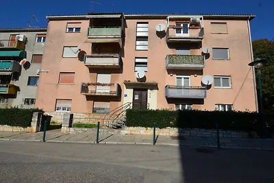 Warm and Welcoming Apartment with Balcony - T...