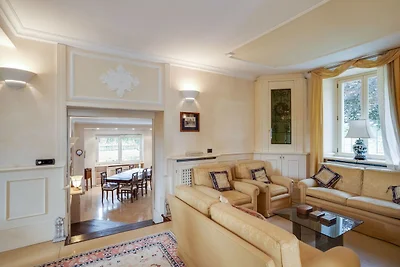 Einladende Villa in Lanzo d "Intelvi mit Bibl...