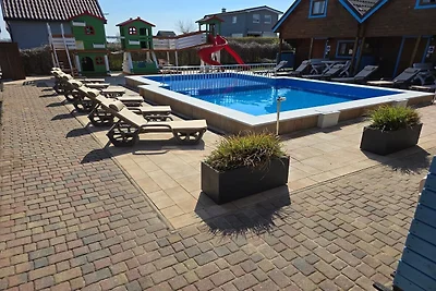 Zweistöckige Ferienhäuser mit Pool