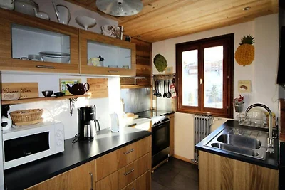 Traditionelles Chalet mit Holzdekor, sehr war...