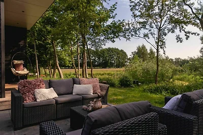 Prachtige blokhut aan de rivier met bubbelbad