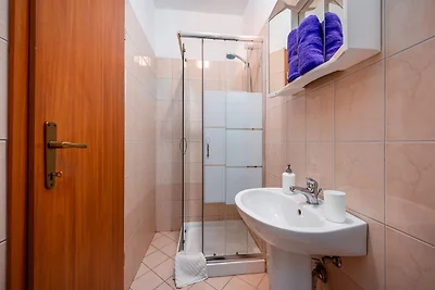 Seaside apartment with jacuzzi in Drenje