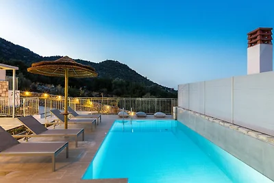 Villa in Bali mit Pool und Bergblick