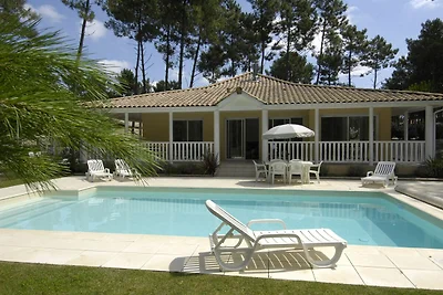Villa mit Schwimmbad 2,2 km entfernt.