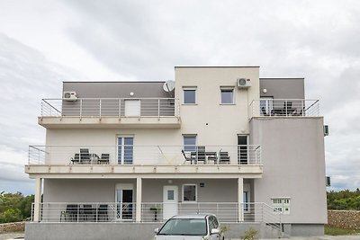 Modern appartement in Novalja vlak bij de zee