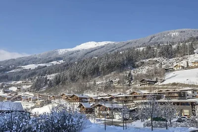 Soggiorno spazioso con vista sulle montagne