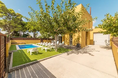 Haus mit großem Garten und privatem Pool