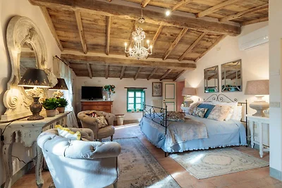 Villa in Tuscany with Infinity Pool and Views