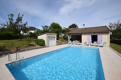Ruhiges Ferienhaus in Sampzon mit Schwimmbad
