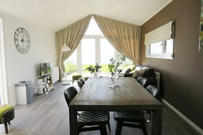 Modern chalet direct gelegen aan het...