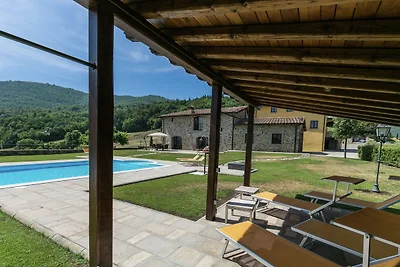 Schönes Herrenhaus in Poppi mit Pool
