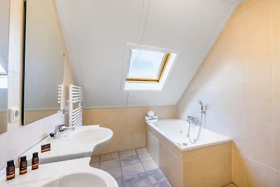 Villa ristrutturata con sauna, vicino a una r...
