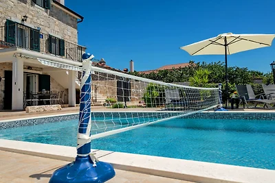 Villa moderna a Grohote con piscina