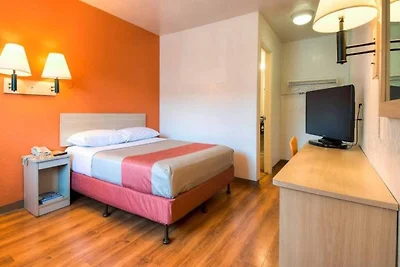 Bequemes Queensize-Bett | Minikühlschrank