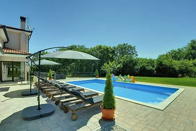 Villa mit Pool und Sonnenschirm in Rovinj