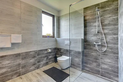 Spaziosa villa con piscina