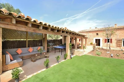 Haus in Llubi mit Pool und Garten