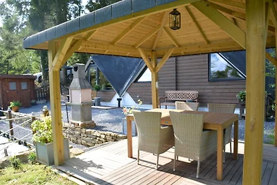 Hut in het bos, comfortabel, mooie overdekt...